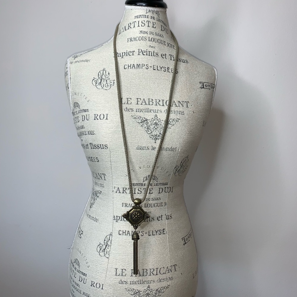 Gold/brass colored necklace and pendant